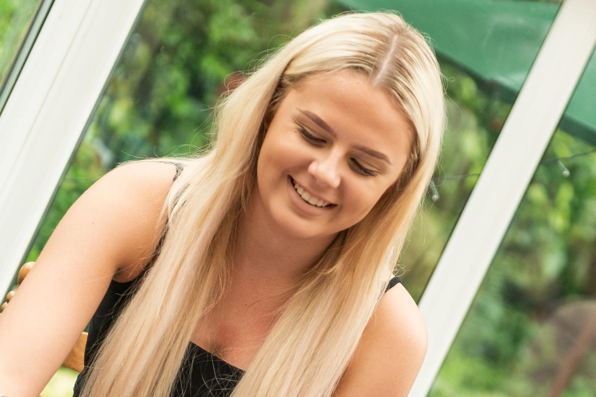 Picture of a young woman with blonde hair